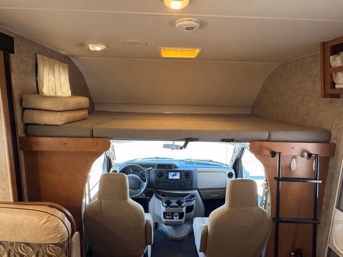2016 Winnebago Minnie Winnie 28ft Class C Motorhome Slide Out Image 9
