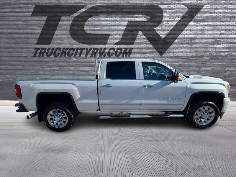 2019 GMC Sierra 2500HD Denali Upper Image 2