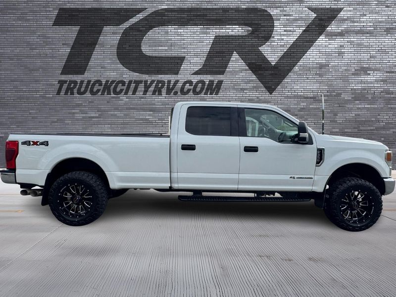 2022 Ford F-350 Super Duty XLT Upper Image 2