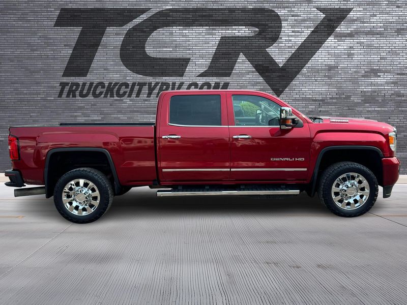 2019 GMC Sierra 2500HD Denali Crew Cab Duramax Diesel Upper Image 2