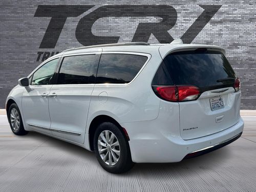 2017 Chrysler Pacifica Touring-L Passenger Lower Image 3