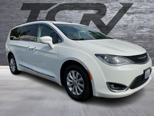 10809 - 2017 Chrysler Pacifica Touring-L