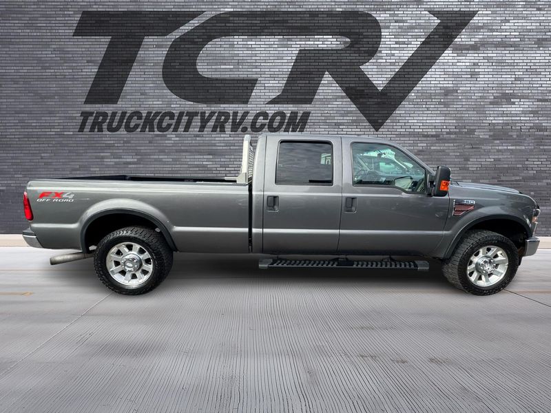2010 Ford F-250 Super Duty XLT Upper Image 2
