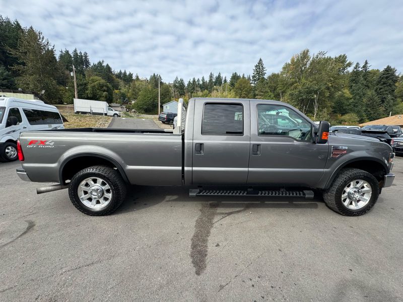 2010 Ford F-250 Super Duty XLT Crew Cab Upper Image 2