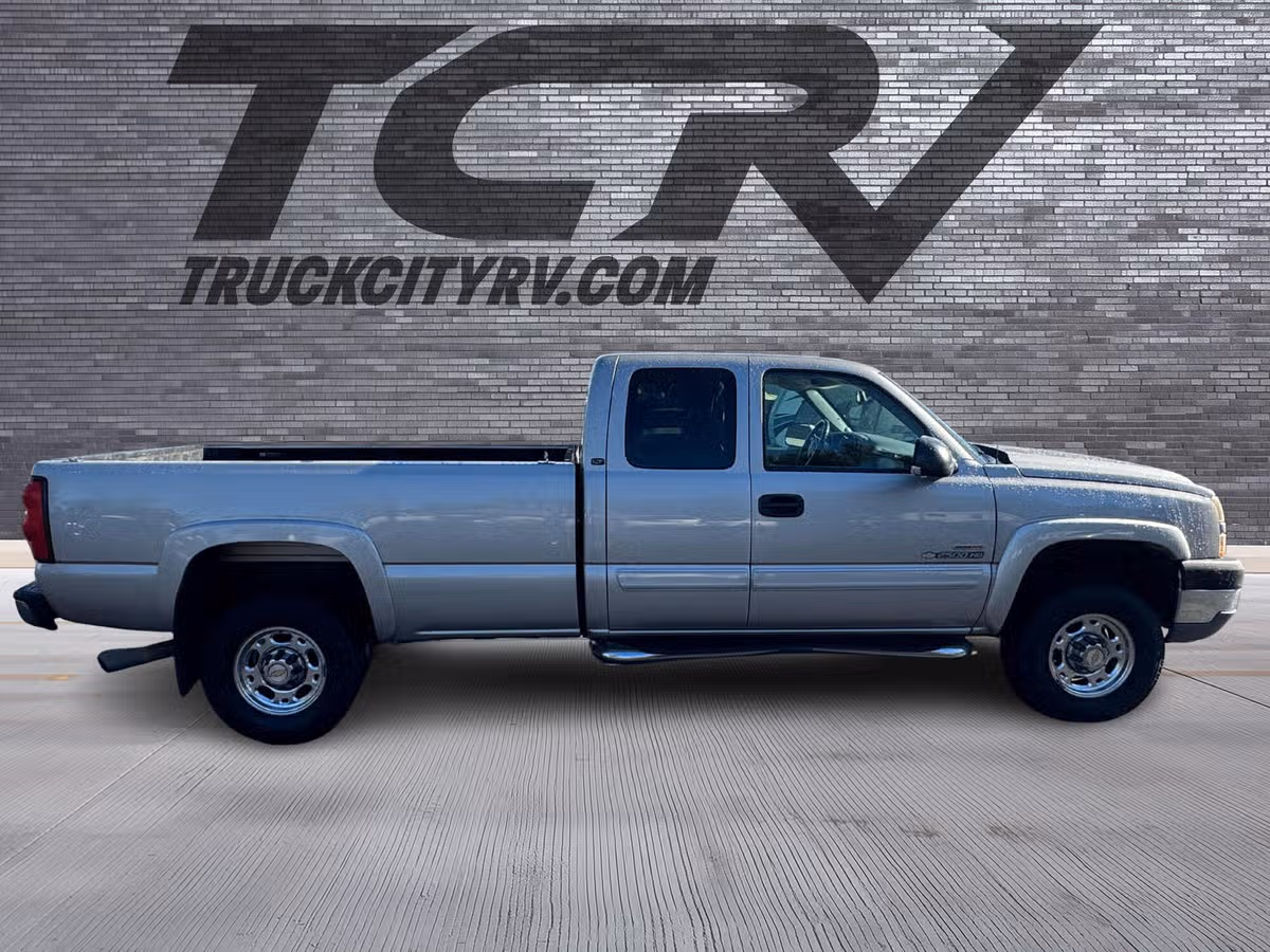 2005 Chevrolet Silverado 2500HD LT Image 2
