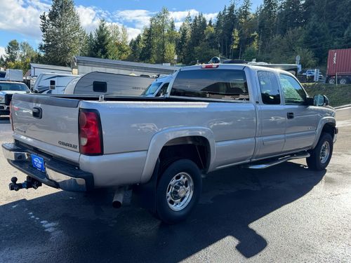 2005 Chevrolet Silverado 2500HD LT Lower Image 1