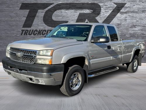 2005 Chevrolet Silverado 2500HD LT Lower Image 2