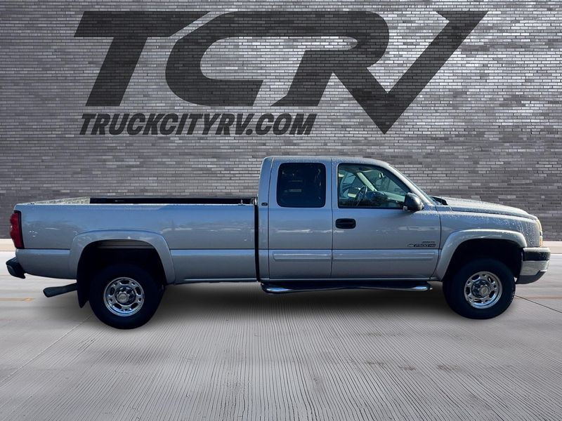 2005 Chevrolet Silverado 2500HD LT Upper Image 2