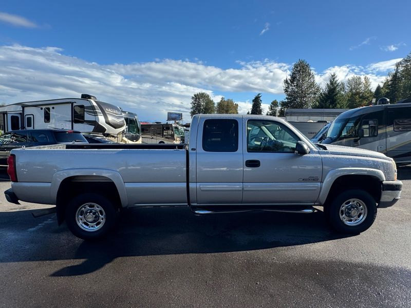 2005 Chevrolet Silverado 2500HD LT Upper Image 2