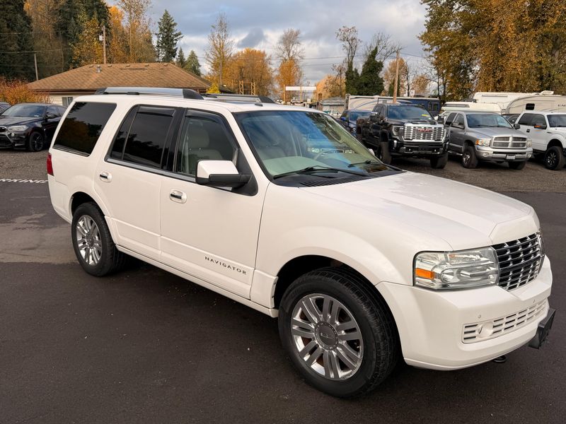 2011 Lincoln Navigator Base Upper Image 1