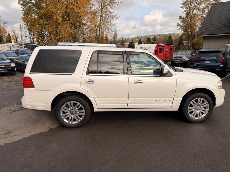 2011 Lincoln Navigator Base Upper Image 2