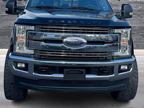 2017 Ford F-350 Super Duty Lariat Lower Image 3