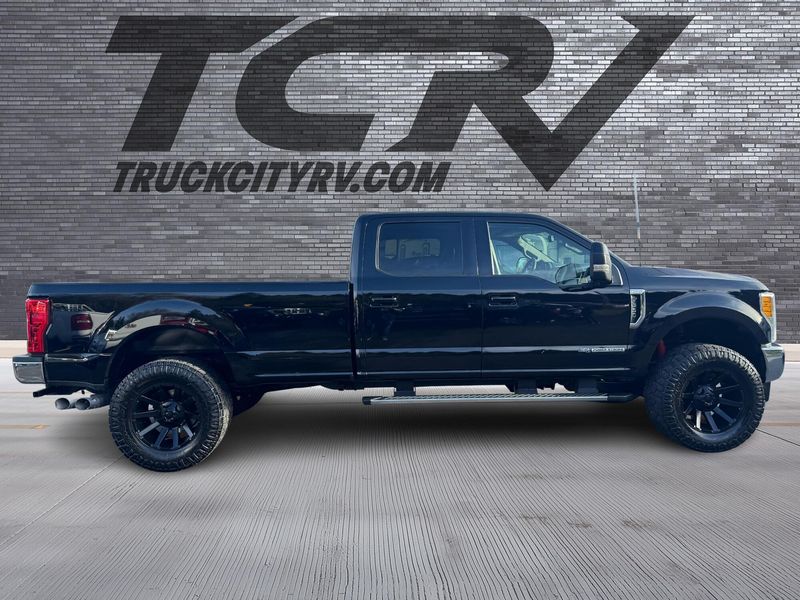 2017 Ford F-350 Super Duty Lariat Upper Image 2