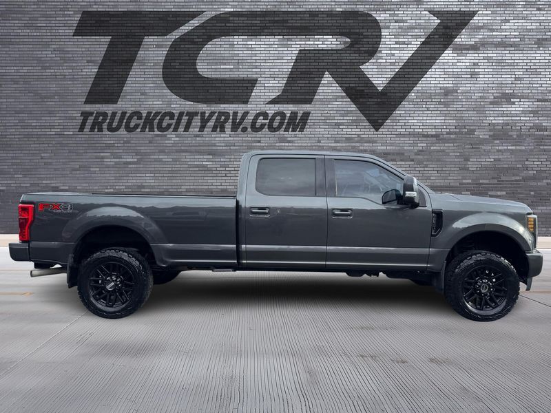 2019 Ford F-350 Super Duty Lariat Upper Image 2