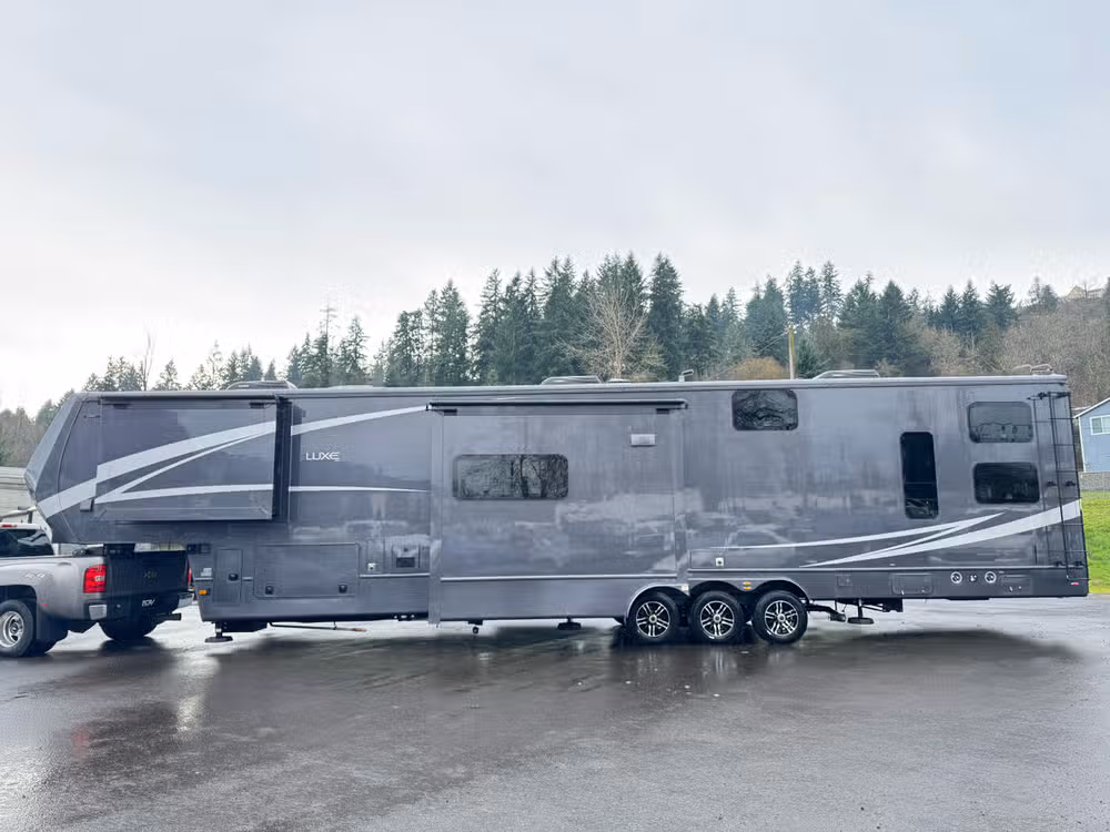 2025 Luxe 48FB Toy Hauler Image 9
