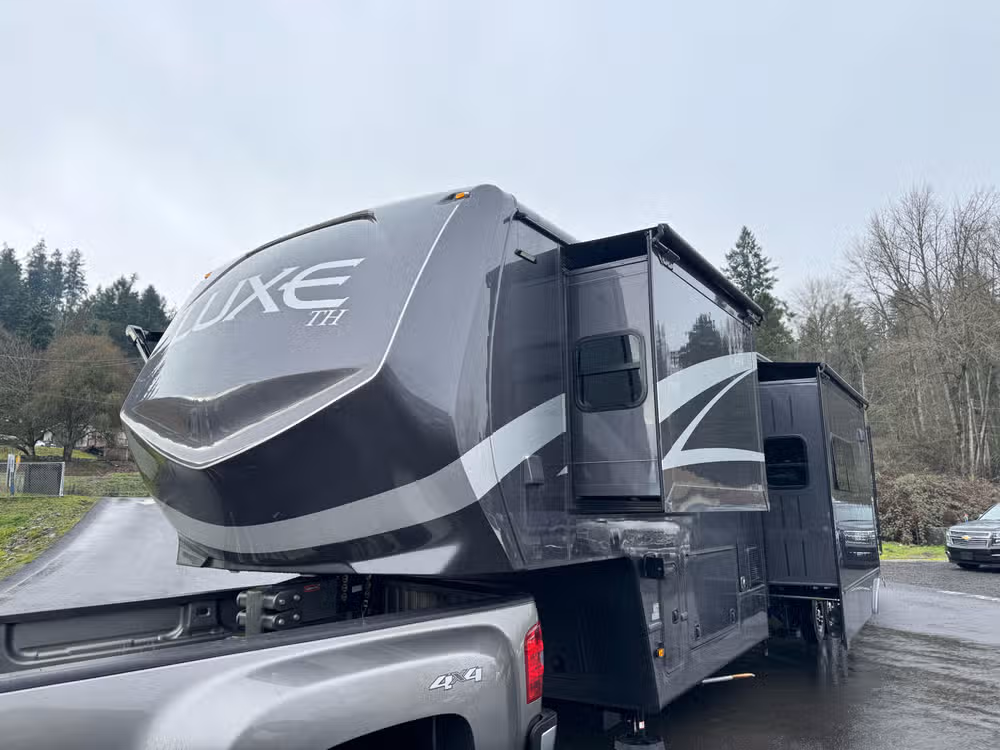 2025 Luxe 48FB Toy Hauler Image 11