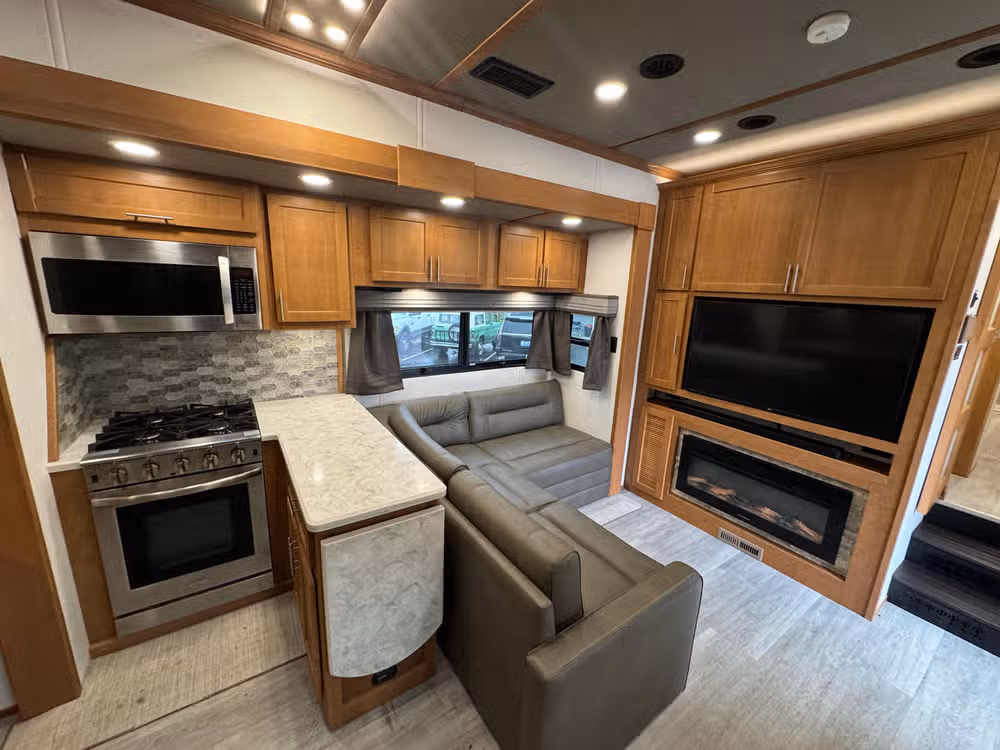 2025 Luxe 48FB Toy Hauler Image 13