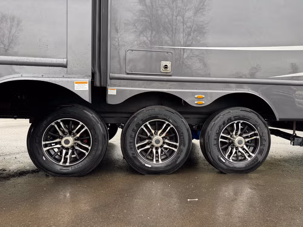 2025 Luxe 48FB Toy Hauler Image 36
