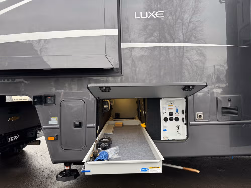 2025 Luxe 48FB Toy Hauler Image 37