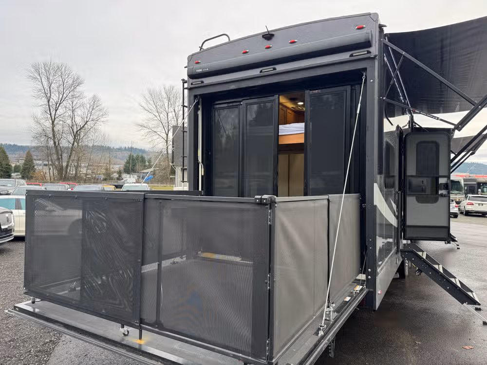 2025 Luxe 48FB Toy Hauler Image 38