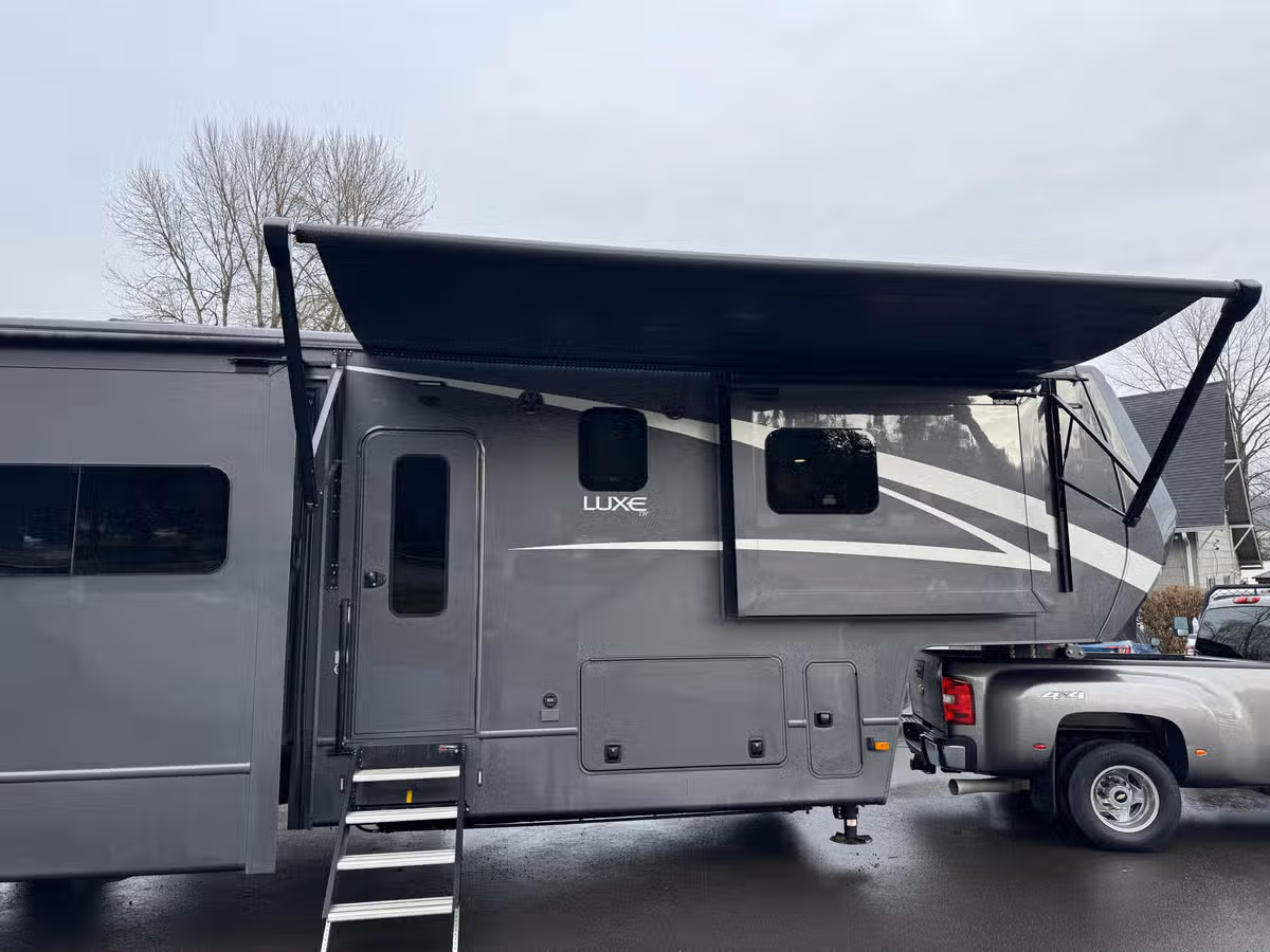 2025 Luxe 48FB Toy Hauler Image 4
