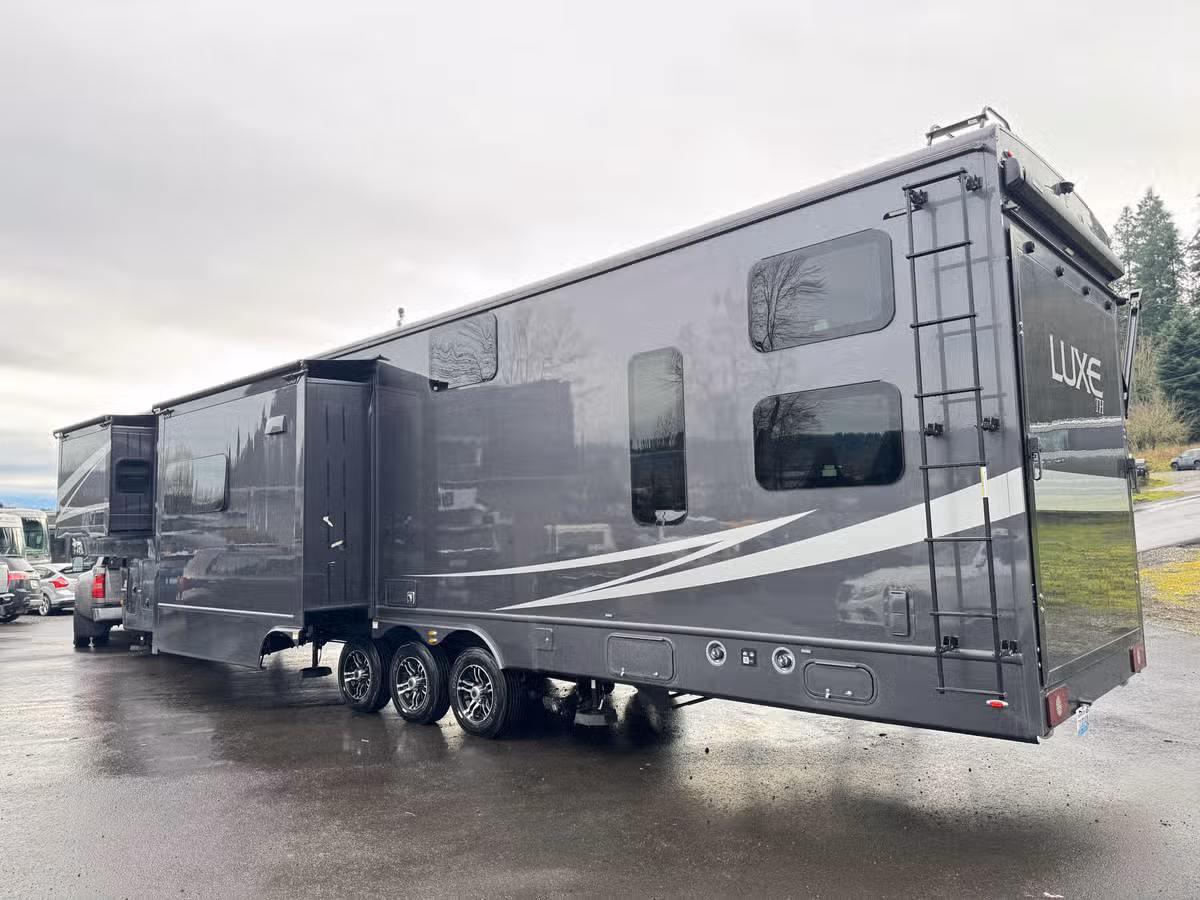 2025 Luxe 48FB Toy Hauler Image 8