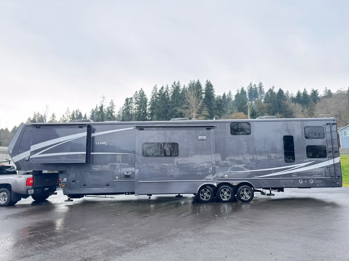 2025 Luxe 48FB Toy Hauler Image 9