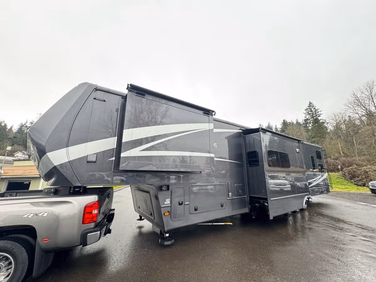 2025 Luxe 48FB Toy Hauler Image 10