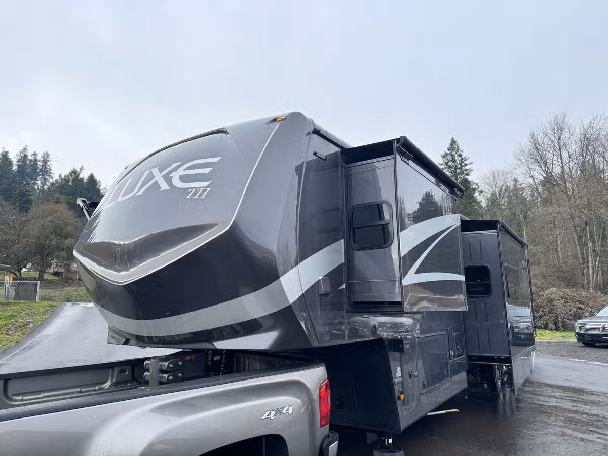 2025 Luxe 48FB Toy Hauler Image 11