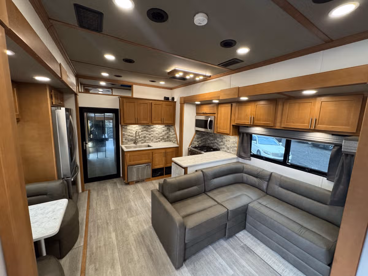 2025 Luxe 48FB Toy Hauler Image 12