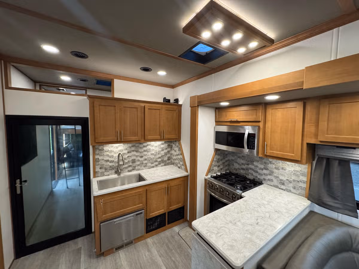 2025 Luxe 48FB Toy Hauler Image 14