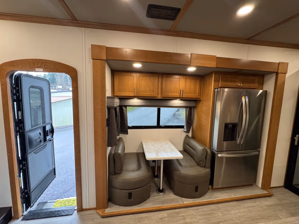 2025 Luxe 48FB Toy Hauler Image 15