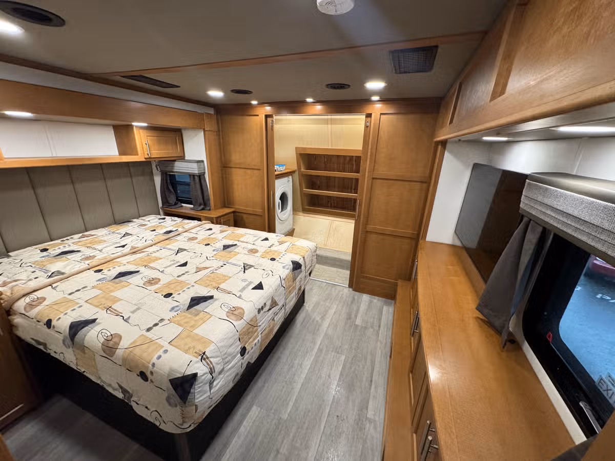 2025 Luxe 48FB Toy Hauler Image 19