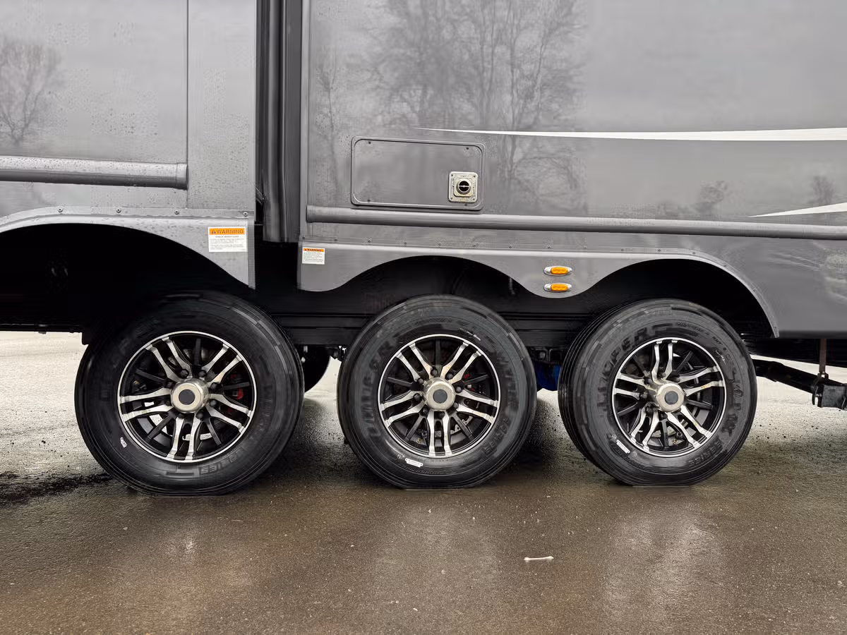 2025 Luxe 48FB Toy Hauler Image 36