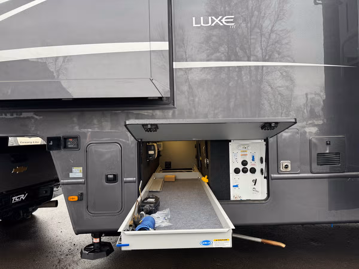 2025 Luxe 48FB Toy Hauler Image 37