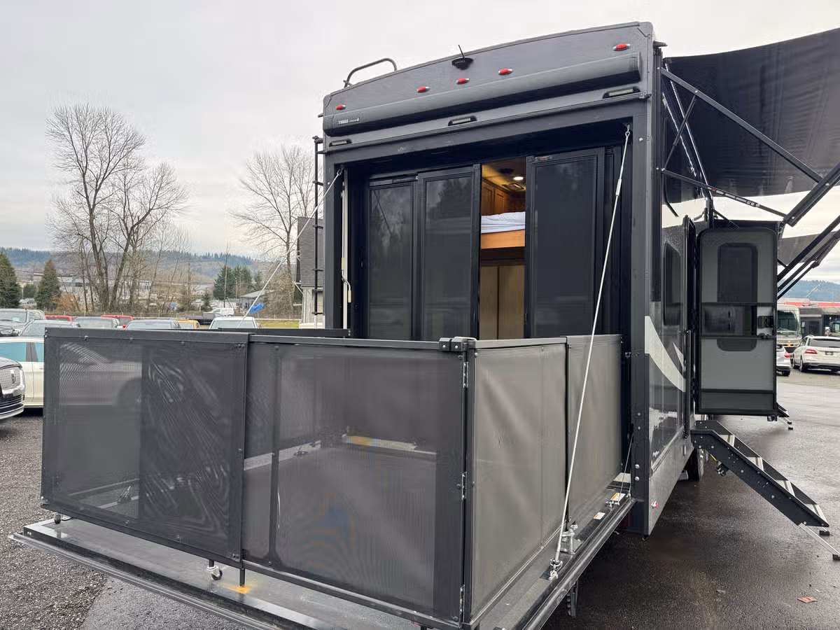 2025 Luxe 48FB Toy Hauler Image 38