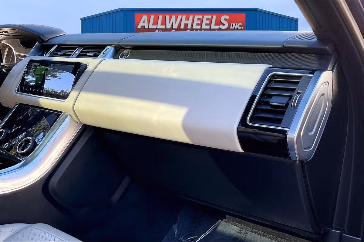 2019 Land Rover Range Rover Sport HSE Dynamic Image 16