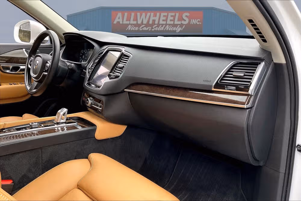 2016 Volvo XC90 T8 eAWD Momentum Image 15