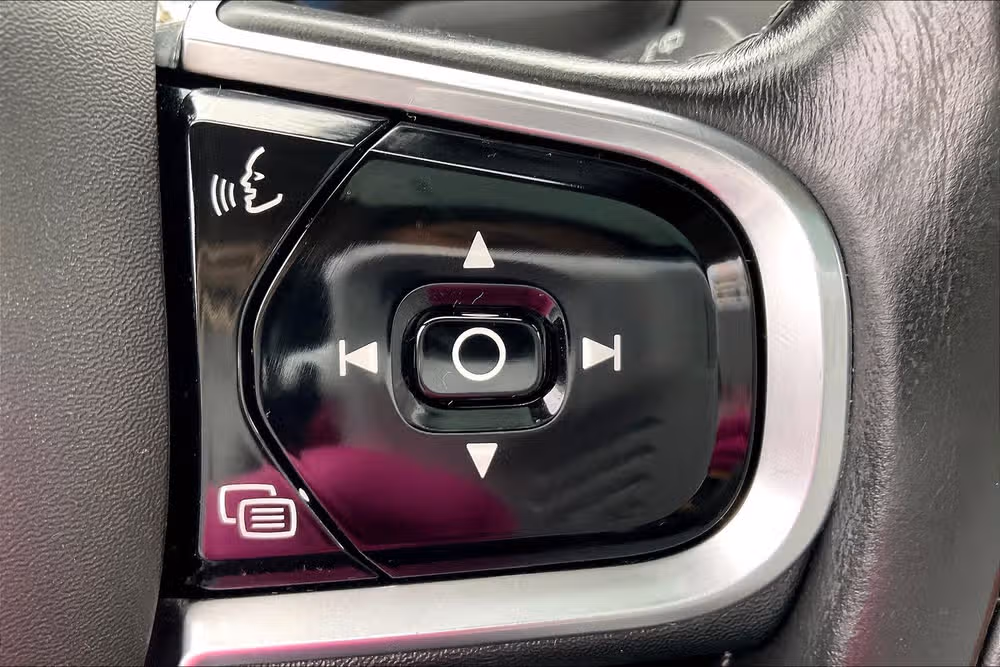 2016 Volvo XC90 T8 eAWD Momentum Image 17