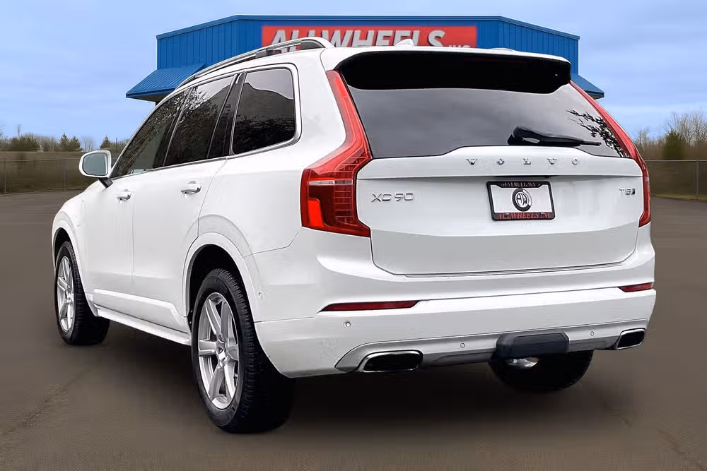 2016 Volvo XC90 T8 eAWD Momentum Image 2