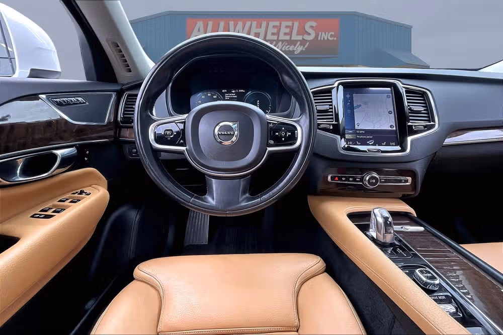 2016 Volvo XC90 T8 eAWD Momentum Image 5