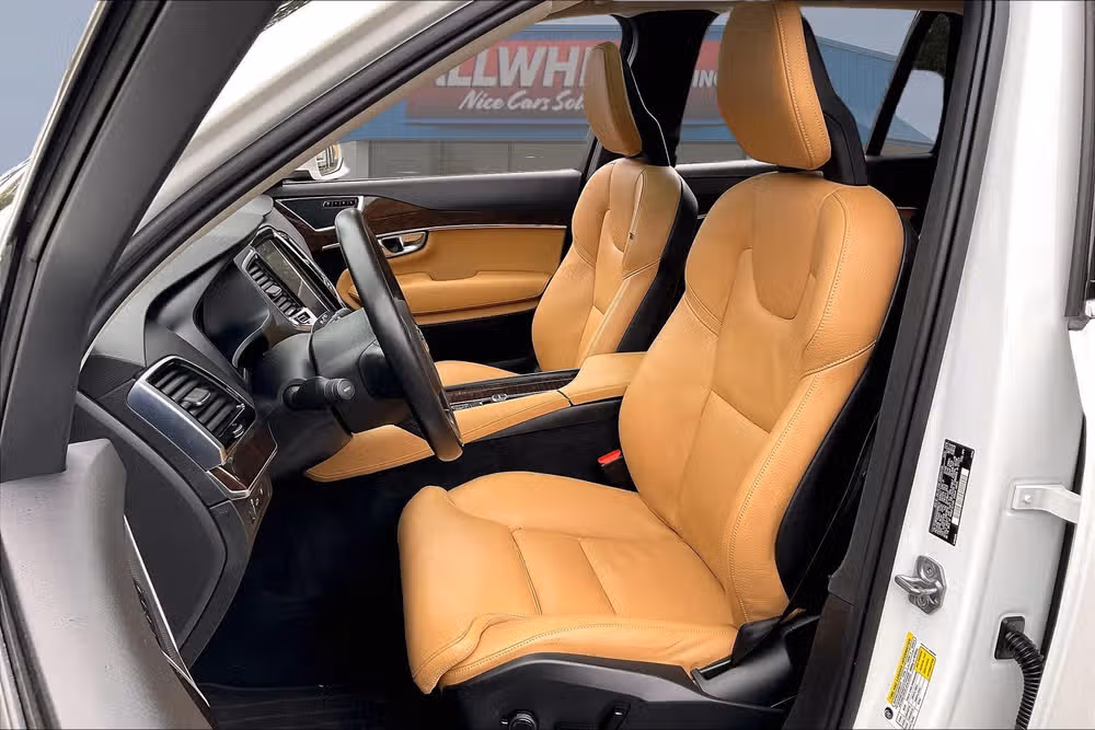 2016 Volvo XC90 T8 eAWD Momentum Image 23