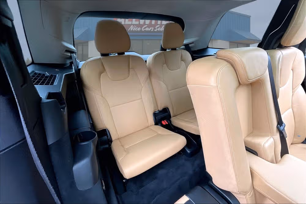 2016 Volvo XC90 T8 eAWD Momentum Image 26