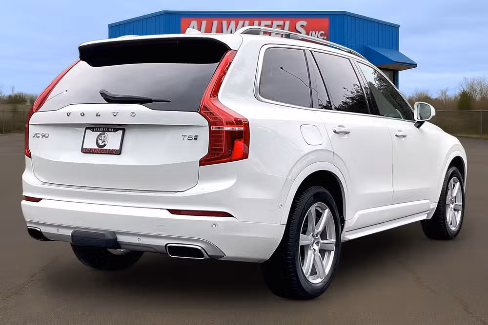 2016 Volvo XC90 T8 eAWD Momentum Image 11