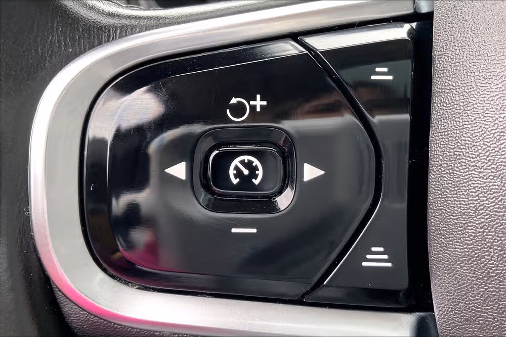 2016 Volvo XC90 T8 eAWD Momentum Image 16
