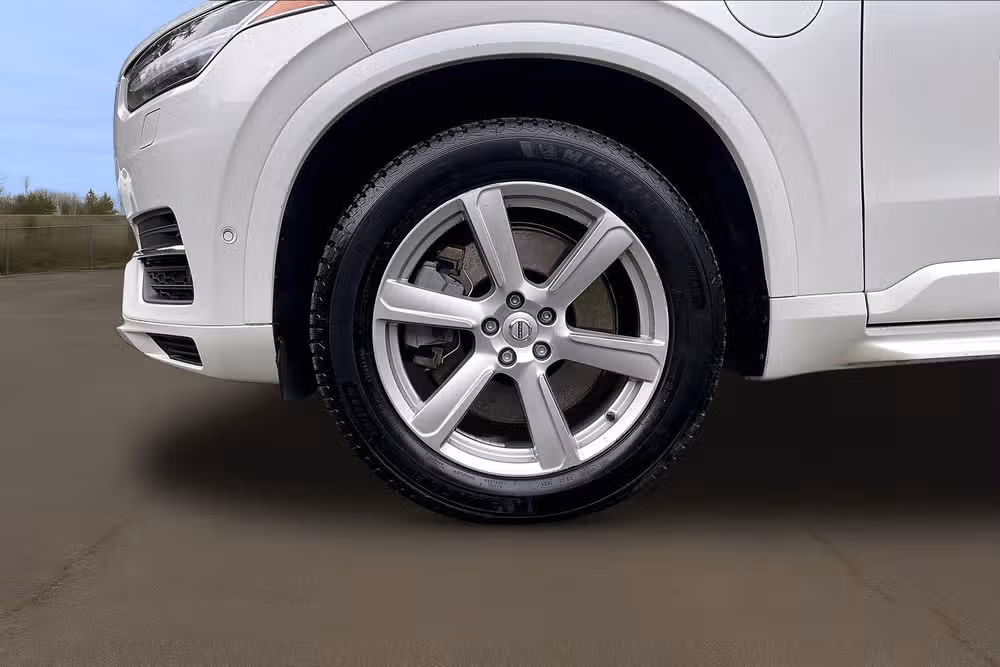 2016 Volvo XC90 T8 eAWD Momentum Image 9