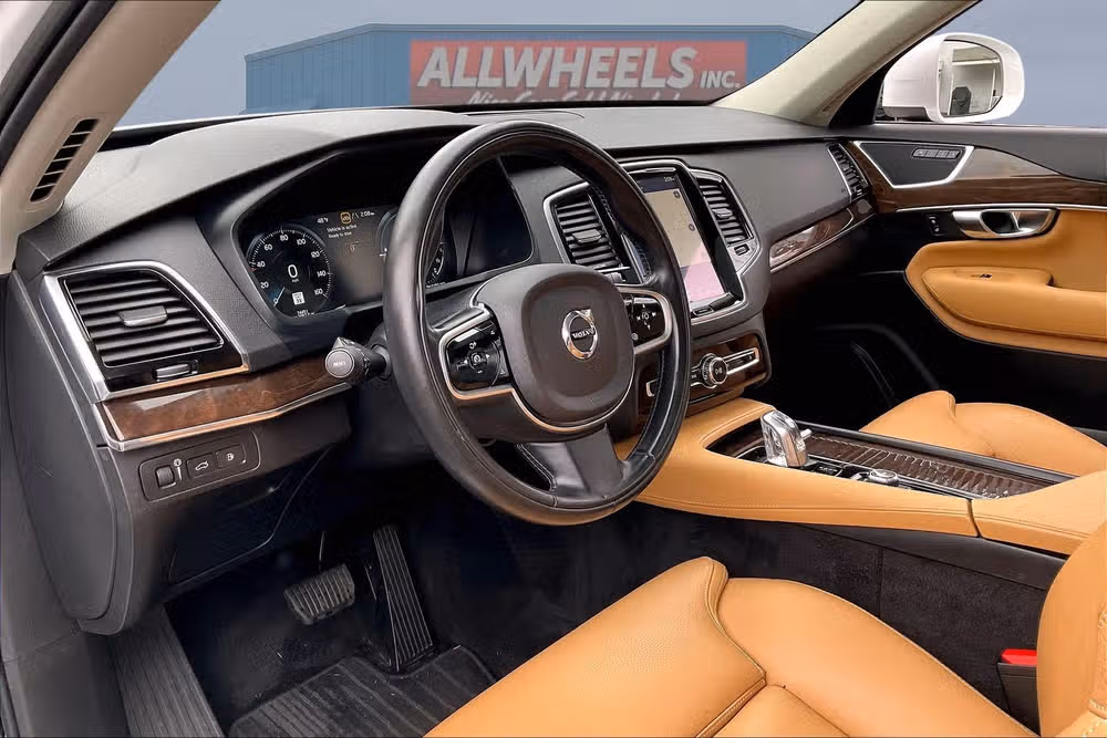 2016 Volvo XC90 T8 eAWD Momentum Image 12