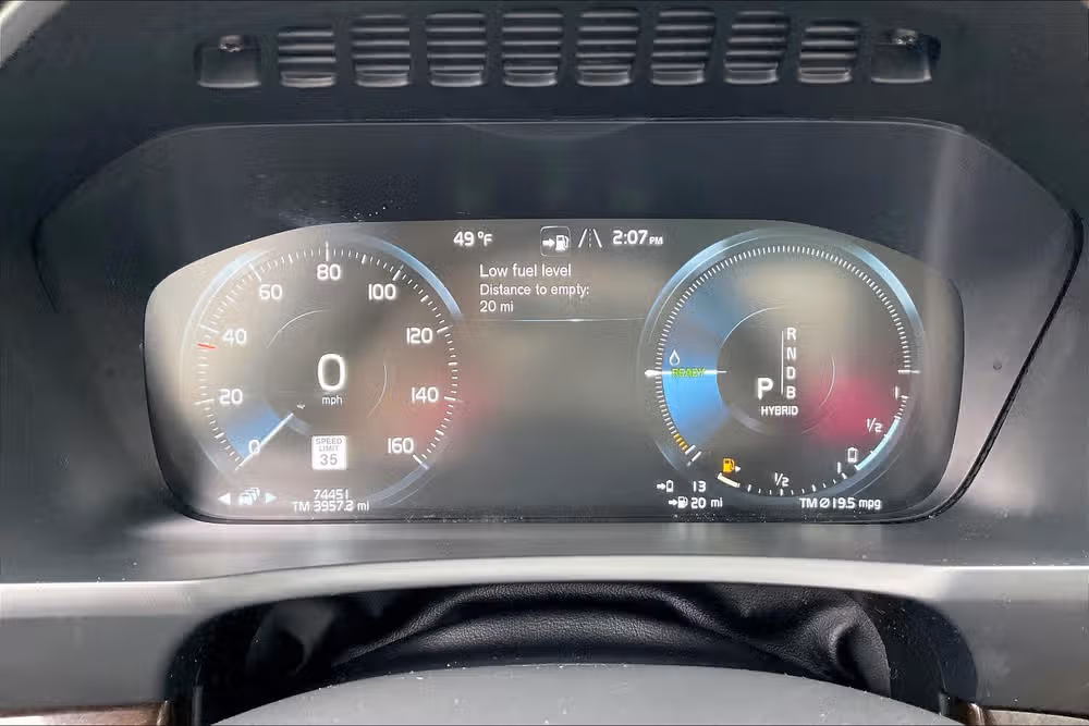2016 Volvo XC90 T8 eAWD Momentum Image 18