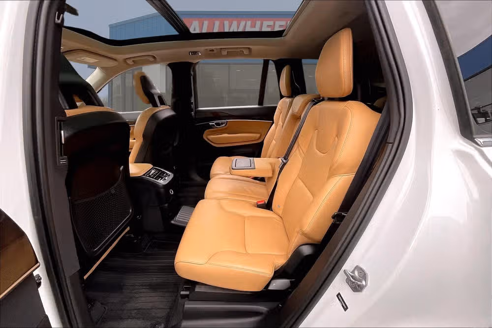 2016 Volvo XC90 T8 eAWD Momentum Image 24