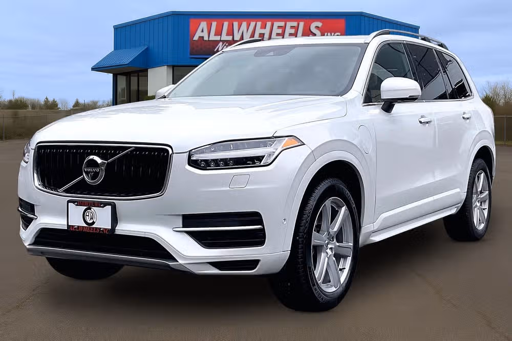 2016 Volvo XC90 T8 eAWD Momentum Image 10